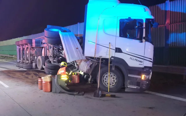 Vážná nehoda na Frýdecko-Místecku. Automobil začal po střetu s cisternou hořet