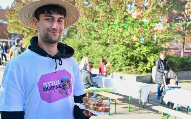 Dubina fungovala jako experiment. Sousedé mohli přijít k rekordně dlouhému stolu.