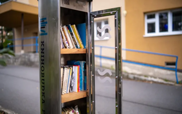 Starý parkovací automat se proměnil ve vzhlednou knihobudku.