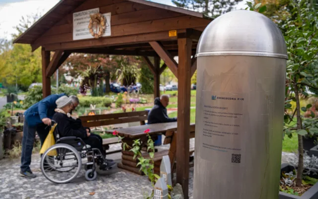 Starý parkovací automat se proměnil ve vzhlednou knihobudku.