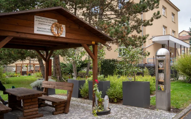 Starý parkovací automat se proměnil ve vzhlednou knihobudku.