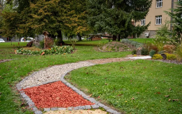 Starý parkovací automat se proměnil ve vzhlednou knihobudku.