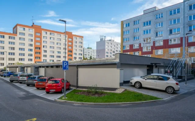 Ostravský Jih hlásí nová parkovací místa, klima v Bělském Lese zlepší zelená střecha