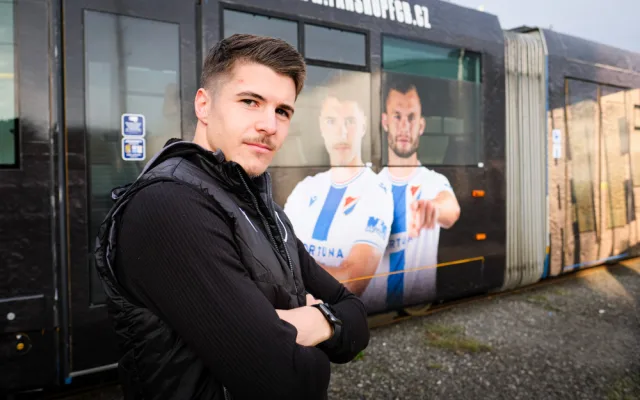 Tramvaj jako reklama na fotbal. Dopravní prostředek v barvách Baníku brázdí moravskoslezskou metropoli
