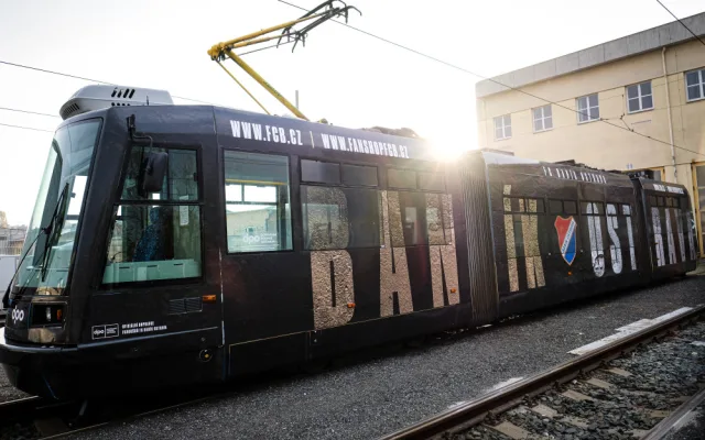Tramvaj jako reklama na fotbal. Dopravní prostředek v barvách Baníku brázdí moravskoslezskou metropoli