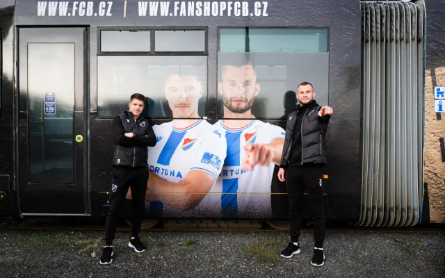 Tramvaj jako reklama na fotbal. Dopravní prostředek v barvách Baníku brázdí moravskoslezskou metropoli
