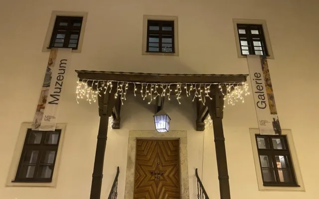 FOTO: Brněnský hrad Špilberk rozzářily statisíce světel. Odkazují na dávné legendy, nechybí ani světelný drak