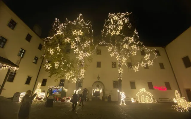 FOTO: Brněnský hrad Špilberk rozzářily statisíce světel. Odkazují na dávné legendy, nechybí ani světelný drak