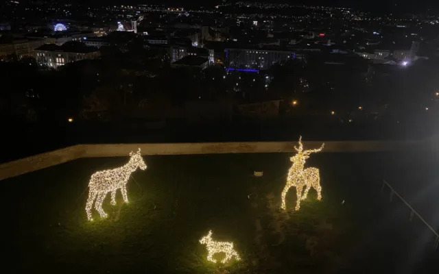 FOTO: Brněnský hrad Špilberk rozzářily statisíce světel. Odkazují na dávné legendy, nechybí ani světelný drak