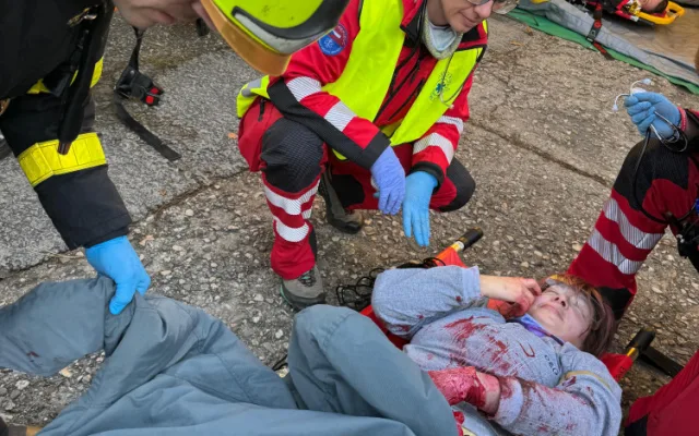 VIDEO: Policie, hasiči a zdravotníci nacvičovali ve Frýdku-Místku zásah proti útočníkovi, který střílí po lidech