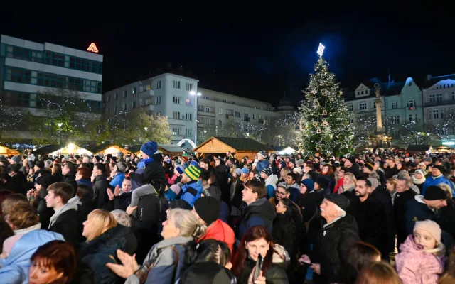 Na Masarykově náměstí září strom. Ostravské Vánoce vypukly naplno.