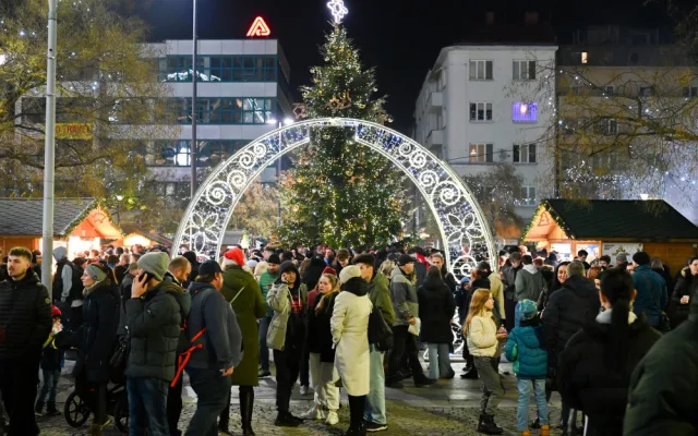 Na Masarykově náměstí září strom. Ostravské Vánoce vypukly naplno.