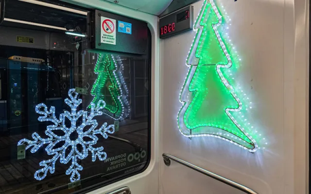 Do ulic metropole se vrací vánoční tramvaj. Svítící škodovka bude jezdit tak, aby potěšila co nejvíce Ostravanů
