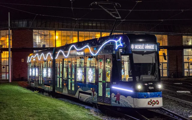 Do ulic metropole se vrací vánoční tramvaj. Svítící škodovka bude jezdit tak, aby potěšila co nejvíce Ostravanů