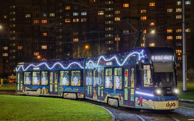 Do ulic metropole se vrací vánoční tramvaj. Svítící škodovka bude jezdit tak, aby potěšila co nejvíce Ostravanů