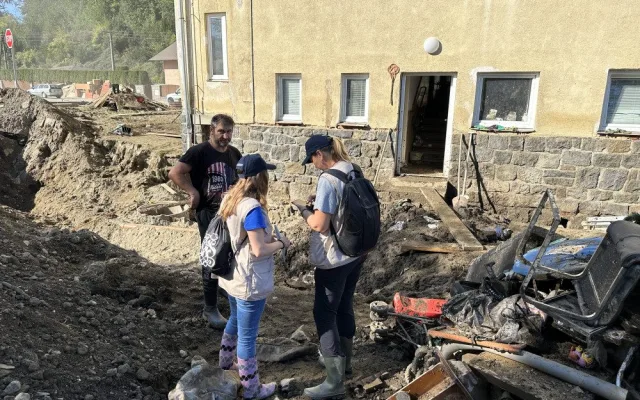 Lidé postižení povodní stále vysouší, problémy dělají dřevokazné houby a plísně. Člověk v tísni zatím obětem velké vody vyplatil téměř 170 milionů