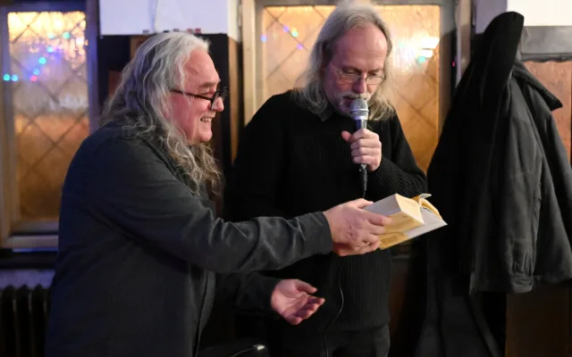 FOTO: 1012 stran poezie a zpráv o pivu. Sborník Šnyt vznikal sedm let
