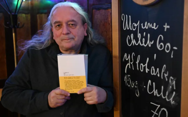 FOTO: 1012 stran poezie a zpráv o pivu. Sborník Šnyt vznikal sedm let