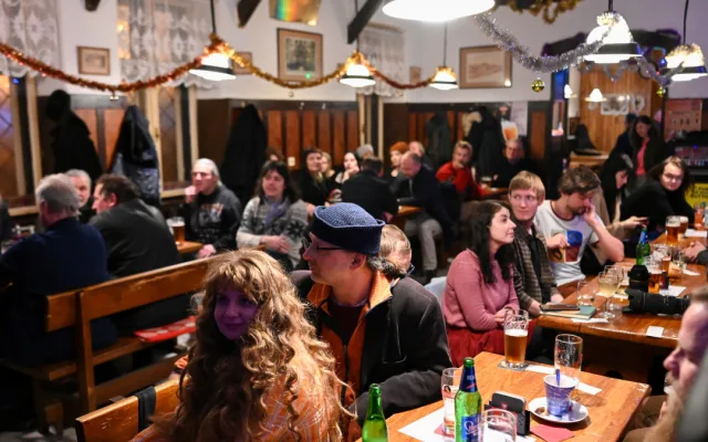 FOTO: 1012 stran poezie a zpráv o pivu. Sborník Šnyt vznikal sedm let