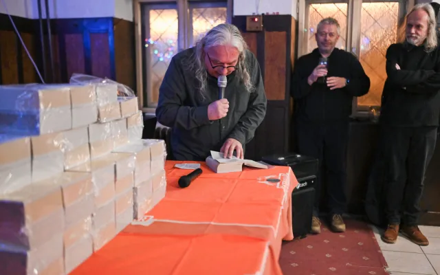 FOTO: 1012 stran poezie a zpráv o pivu. Sborník Šnyt vznikal sedm let