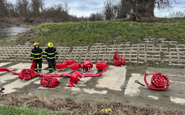 V ostravské Odře plave mnoho mrtvých ryb. Hasiči momentálně zjišťují rozsah a příčinu úhynu