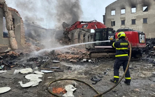 Hasiči celý den pokračovali v likvidaci mohutného požáru plastových pilin v Bruntále. Příčina se stále vyšetřuje