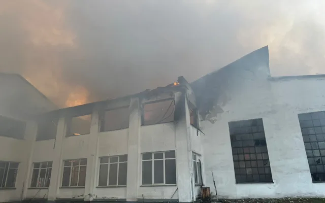Opět hoří haly. Hasiči bojují se dvěma rozsáhlými požáry ve Frýdlantu nad Ostravicí a Horním Benešově