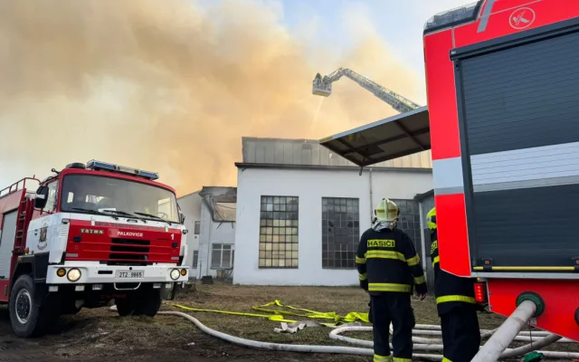 Opět hoří haly. Hasiči bojují se dvěma rozsáhlými požáry ve Frýdlantu nad Ostravicí a Horním Benešově