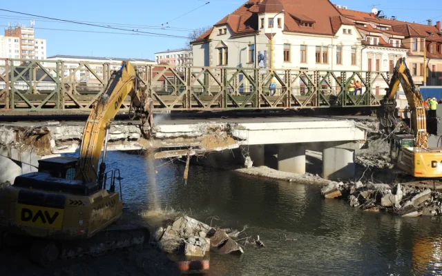 FOTO: Poškozený most v Ratibořské ulici jde k zemi. Opavské mostní provizorium zůstane během víkendu uzavřené