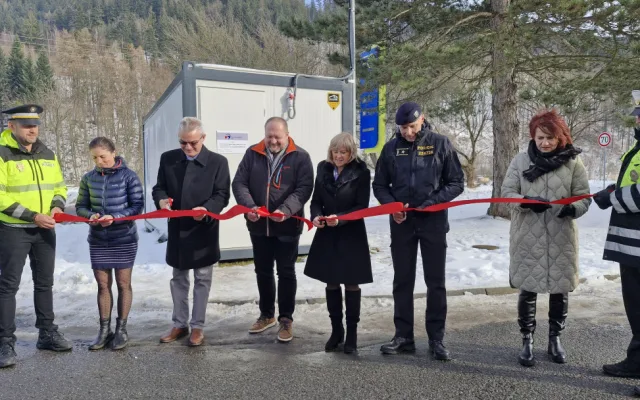 Policisté mají v Ostravici nové zázemí z unimobuněk