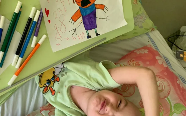Z obyčejné bolesti zad se u pětileté holčičky vyklubalo onkologické onemocnění. Musela podstoupit transplantaci kostní dřeně
