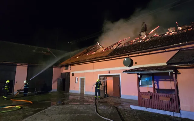 Rodině z Vítkova shořela střecha nad hlavou. Noční požár způsobil škodu za milion a půl