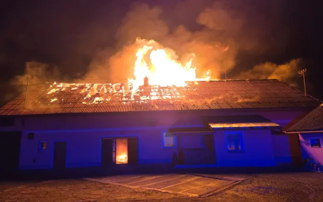 Rodině z Vítkova shořela střecha nad hlavou. Noční požár způsobil škodu za milion a půl