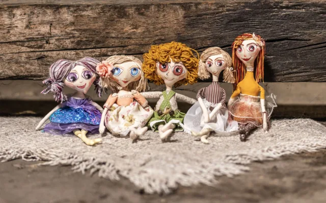 Holky z půdy vznikly jako kreativní únik od reality. Propojují dětskou fantazii, tvořivost a lásku ke knihám
