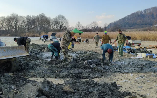 Ze dna vypuštěného rybníka v Odrách vylovili letoun Messerschmitt. Německá stíhačka spadla za války