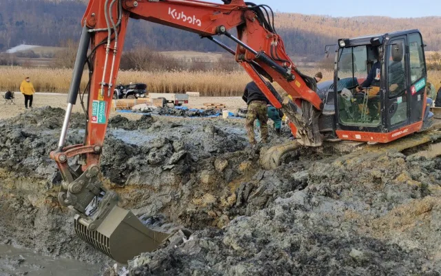 Ze dna vypuštěného rybníka v Odrách vylovili letoun Messerschmitt. Německá stíhačka spadla za války