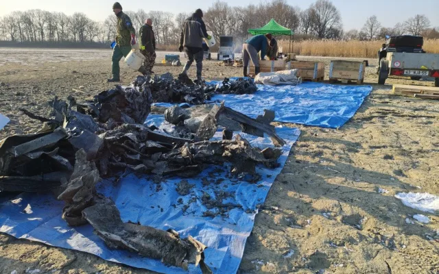 Ze dna vypuštěného rybníka v Odrách vylovili letoun Messerschmitt. Německá stíhačka spadla za války