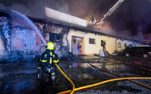 Noční požár haly v Ostravě-Přívoze způsobil škodu za deset milionů korun, příčinu hasiči neznají