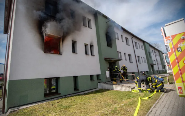 Tragédie v Petřvaldu. Při požáru bytu v domě s pečovatelskou službou zemřel starší muž