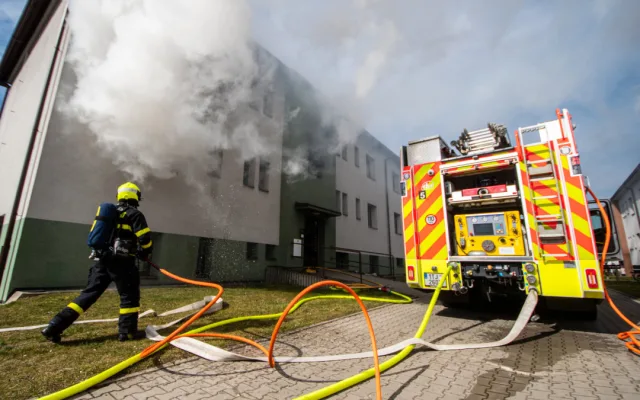 Tragédie v Petřvaldu. Při požáru bytu v domě s pečovatelskou službou zemřel starší muž