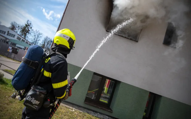 Tragédie v Petřvaldu. Při požáru bytu v domě s pečovatelskou službou zemřel starší muž