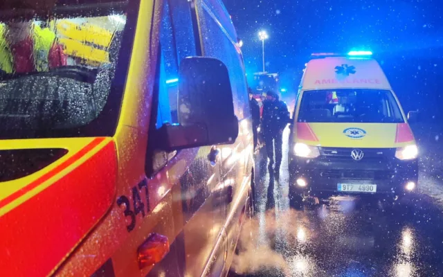 V Žermanicích havaroval autobus. Záchranáři ošetřili devět zraněných, z toho sedm dívek školního věku