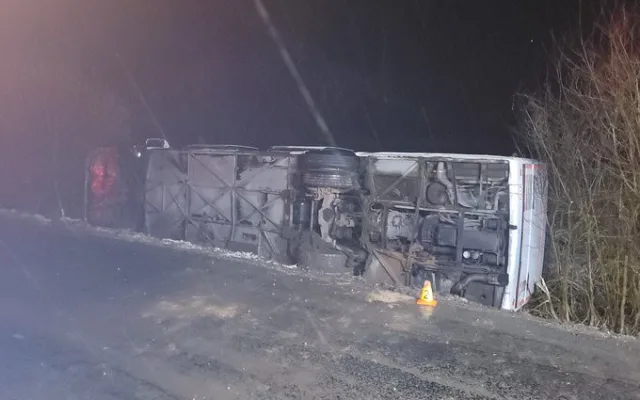 V Žermanicích havaroval autobus. Záchranáři ošetřili devět zraněných, z toho sedm dívek školního věku