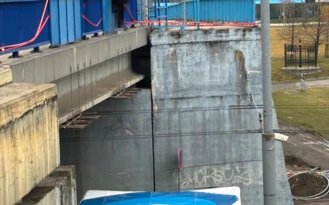 V Ostravě skočil sebevrah z mostu, hasiči ho na poslední chvíli chytili do záchranné nafukovací matrace