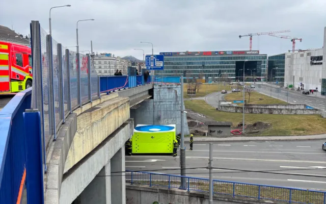 V Ostravě skočil sebevrah z mostu, hasiči ho na poslední chvíli chytili do záchranné nafukovací matrace