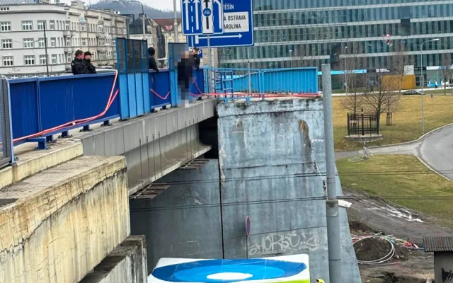 V Ostravě skočil sebevrah z mostu, hasiči ho na poslední chvíli chytili do záchranné nafukovací matrace