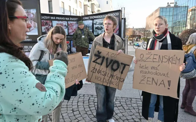Kontroverzní podpisovka znechutila studenty i rodiče malých dětí. Odpůrci potratů na ostravské protestující zavolali policii