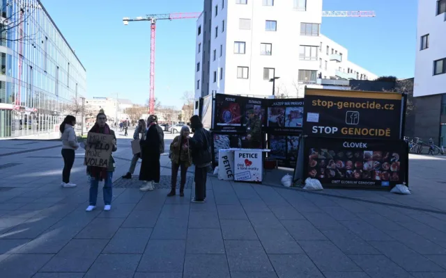 Kontroverzní podpisovka znechutila studenty i rodiče malých dětí. Odpůrci potratů na ostravské protestující zavolali policii