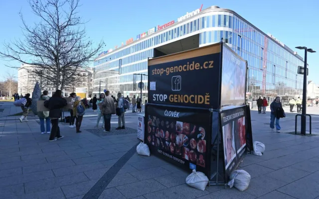 Kontroverzní podpisovka znechutila studenty i rodiče malých dětí. Odpůrci potratů na ostravské protestující zavolali policii