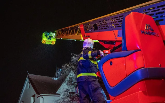 Bouřka s katastrofickými následky. Blesk v neděli večer zapálil dům v Ostravě a napáchal škodu za půl milionu
